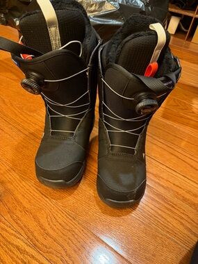 Burton Men’s size 7.5 Black Snowboard Boots with BOA Dial